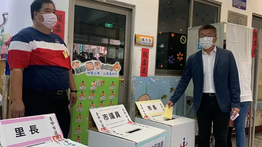 投票不忘賣閃！蔡其昌攜妻女赴清水　「她們就是我的幸運」