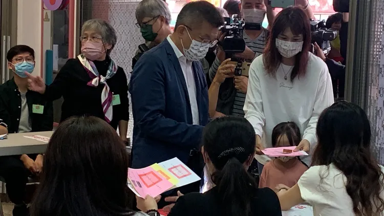 蔡其昌跟夫人到投票所報到領取投票單。曾雪蒨攝