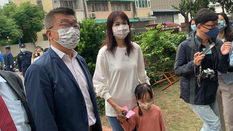 蔡其昌今天攜手夫人黃廷玉，帶著小女兒一起現身投票所投票。曾雪蒨攝