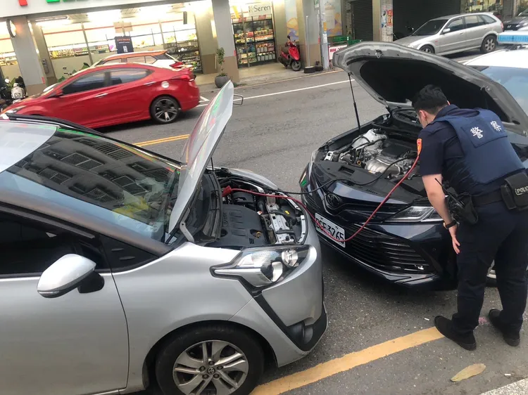 警方協助檢查故障車輛。台東分局提供