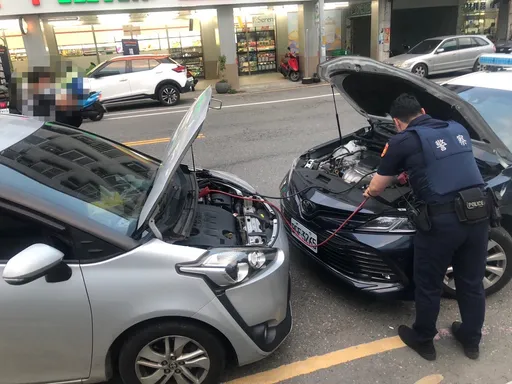 汽車拋錨發不動駕駛心急滿頭汗 台東警及時救援助解圍