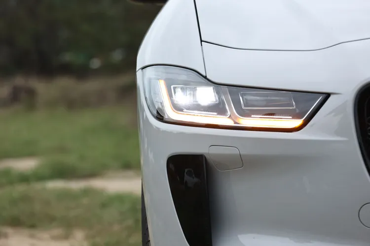 矩陣式LED頭燈辨識度極佳。翁玉信攝