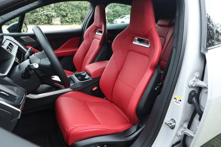 我超愛這套跑車座椅，除了包覆支撐佳，還有14向電調與通風、加熱功能。翁玉信攝