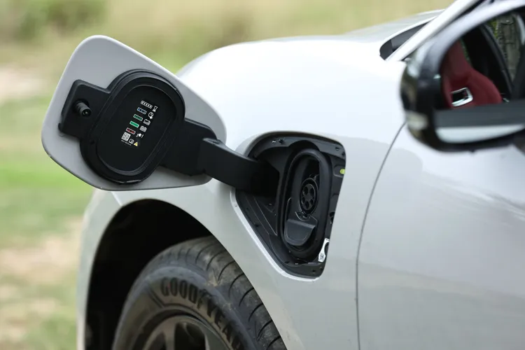 使用快充最快約15分鐘可補充127公里續航里程。翁玉信攝