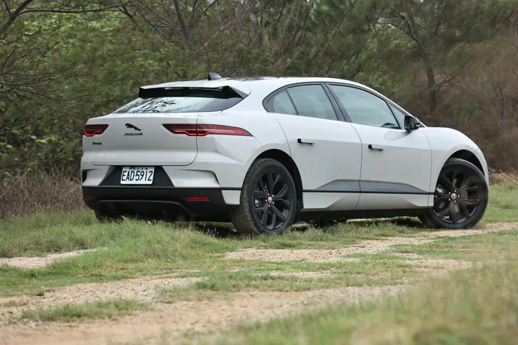 動態方向指示燈讓外觀更有科技味。翁玉信攝