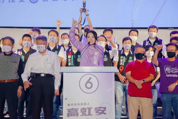 聯電前榮譽副董事長宣明智（右1）現身晚會，上台表明支持高虹。翻攝自高虹安臉書