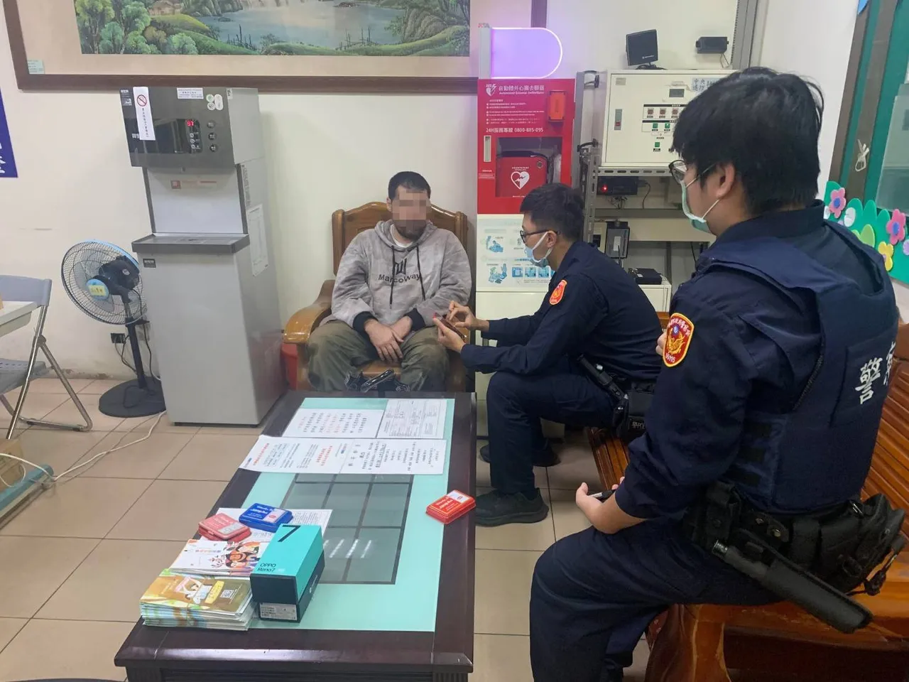 警方带回所内沟通询问状况。警方提供