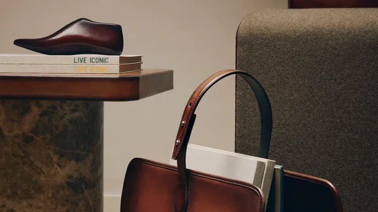 以訂製手工鞋楦為造型靈感的木質紙鎮，表面覆有鐫刻Scritto圖紋的Venezia皮革。品牌提供