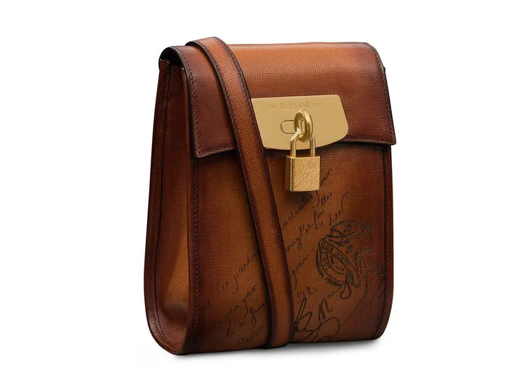 Scala系列E'Mio干邑色手機包，6萬7500元。品牌提供