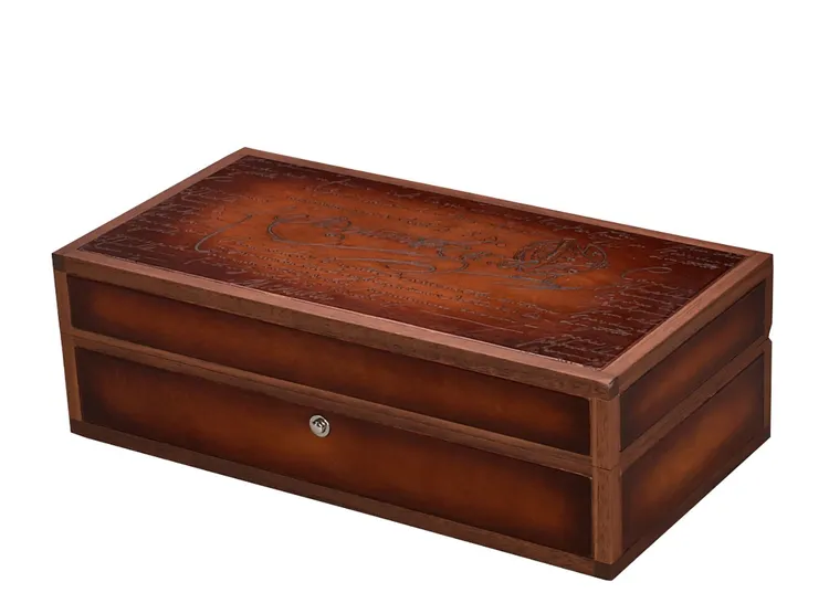 家居與辦公膠囊系列腕錶盒，胡桃木質的腕錶盒，頂部和側面鑲嵌Scritto圖紋Venezia皮革，可置放3只錶。品牌提供