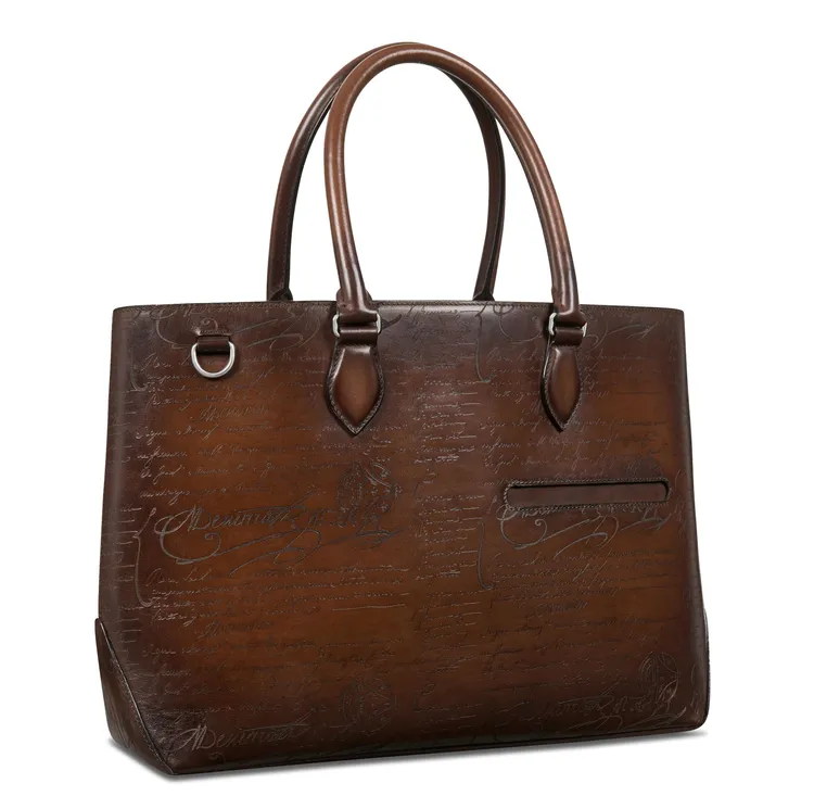 Toujours Scritto圖紋皮革托特包，11萬2000元。品牌提供