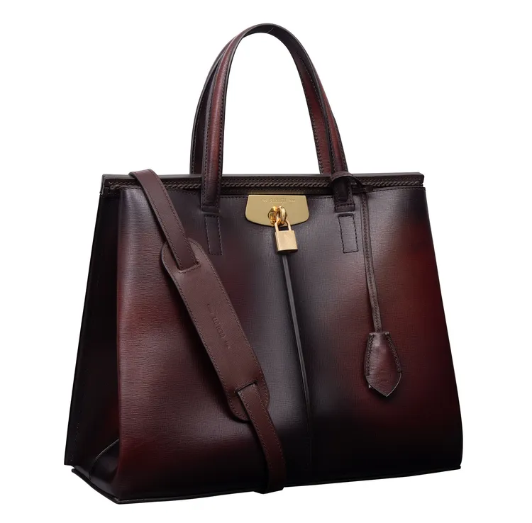 Scala系列Luti聖埃米利酒紅色公事包，15萬3000元。品牌提供