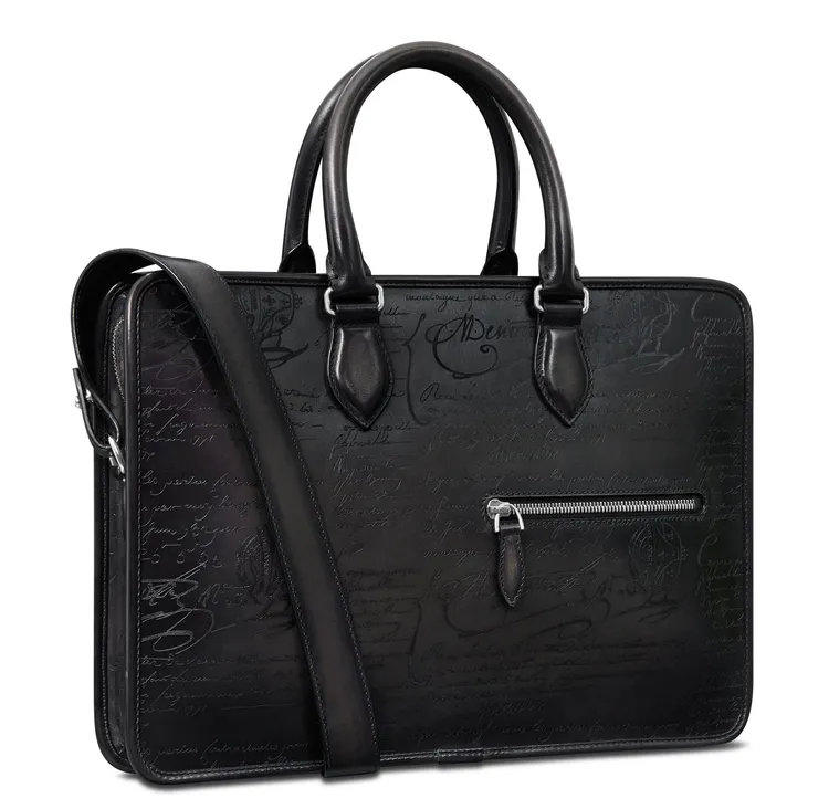 Un Jour系列Scritto Swipe圖紋公事包，12萬5000元。品牌提供