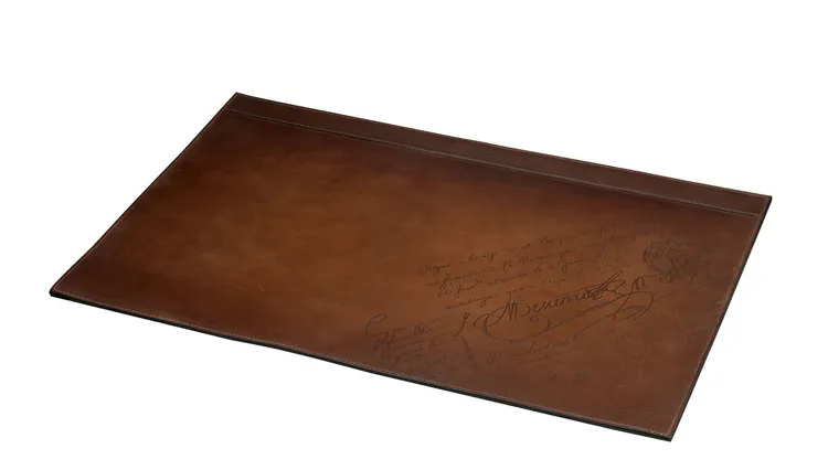 家居與辦公膠囊系列書桌墊採用帶有Berluti品牌logo壓花的Venezia皮革。品牌提供