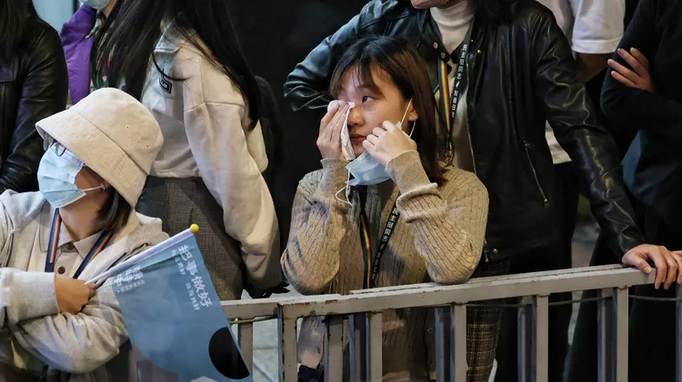 陳時中支持者拭淚。葉志明攝