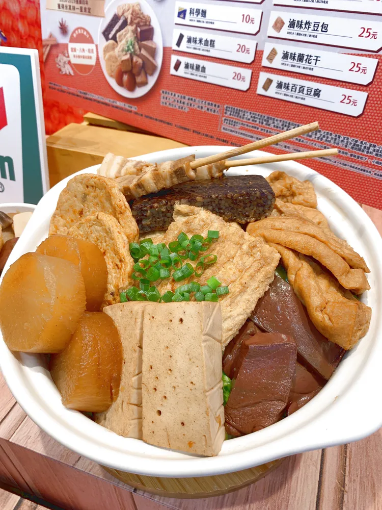 食材挑選適合浸滷、易吸收滷汁的炸豆包、蘭花干，以及杏鮑菇、白蘿蔔等當令蔬菜。劉欣欣攝