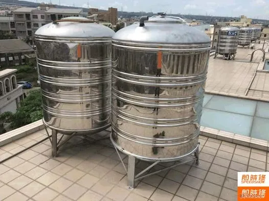 對喜樂影城推出自備容器「爆米花裝到滿」活動，有網友貼出水塔照回應。翻攝自臉書高雄點