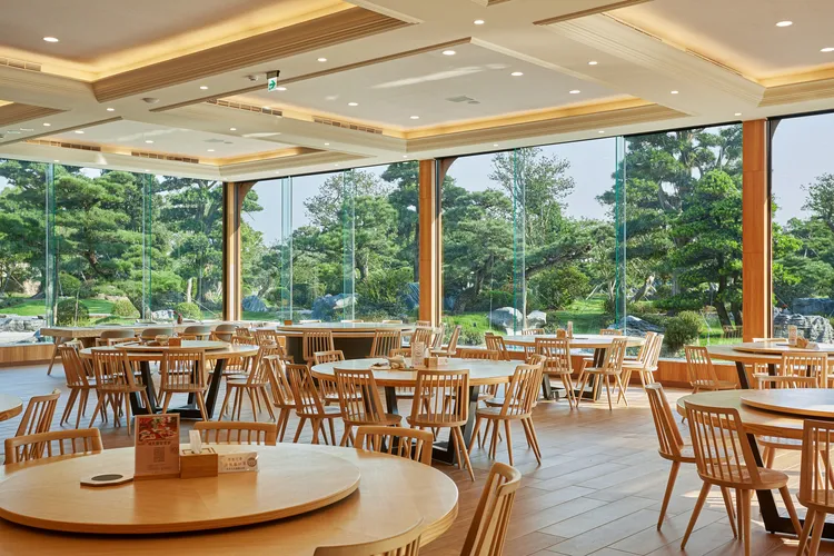 松柏軒景觀餐廳位於有台版兼六園之稱的成美文化園內。業者提供