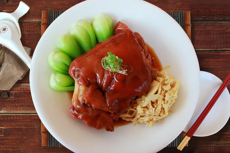 「御膳蔗香燒元蹄」豬腳外皮軟嫩Q彈。業者提供