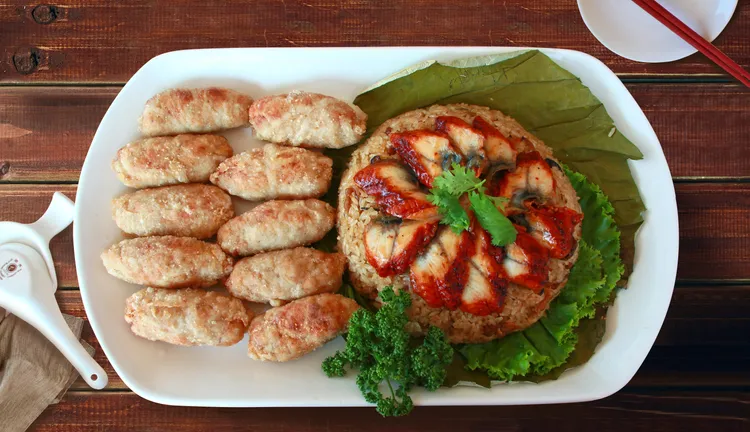 「燒鰻米糕鮮炸捲」由主廚特製「網紗肉捲」，並搭配古早味米糕。業者提供