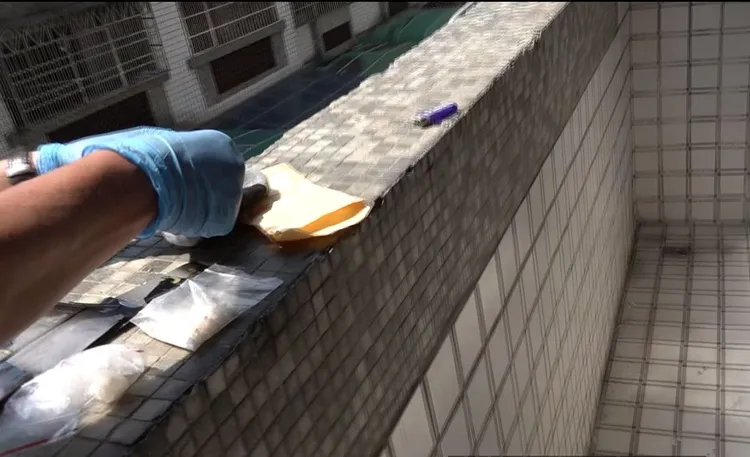 警方將林嫌丟在雨遮上的毒品一一撿回。民眾提供