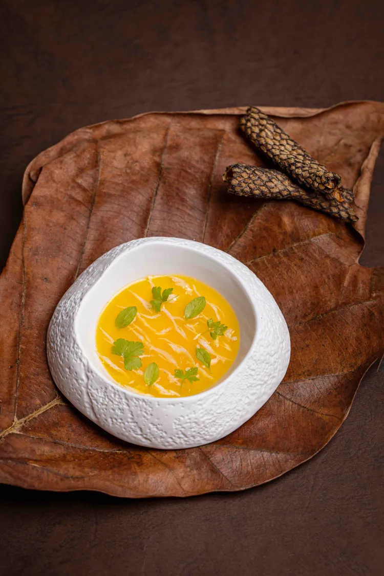 「蛇肉蒸蛋：舒肥蛇肉，南瓜椰子蒸蛋」有著如雞蛋布丁的金黃色澤，蛇肉絲同時擔任重要提味的角色。業者提供