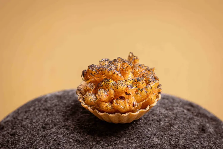 「蜂蛹、炭烤洋蔥espuma、肚臍橙皮」帶有起司醬香氣，濃郁不膩口，巧妙滋味猶如洋芋脆片。業者提供