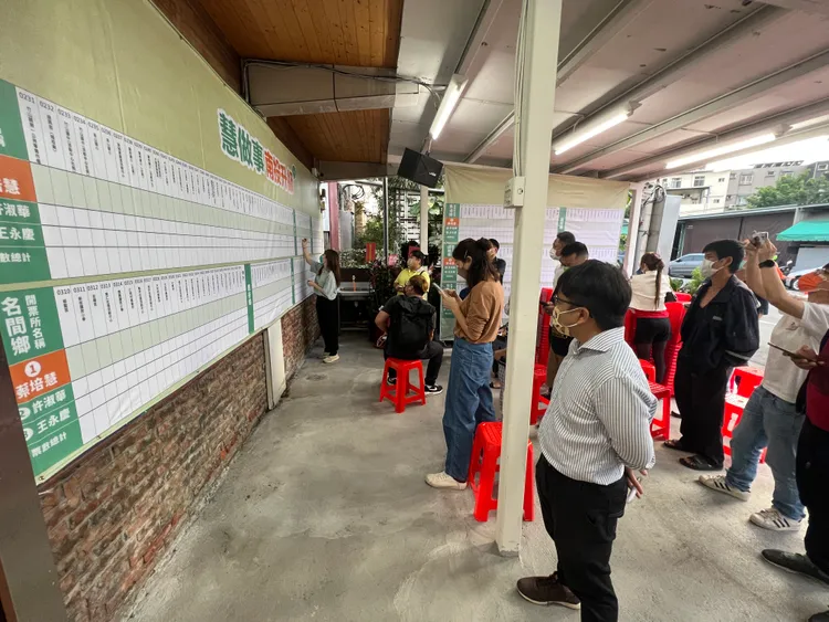 蔡培慧競選總部現場、氣氛較為緊張。田兆緯攝