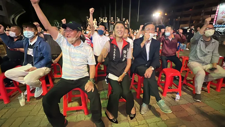 許淑華跟著選民一起看開票，現場氣氛極佳。田兆緯攝