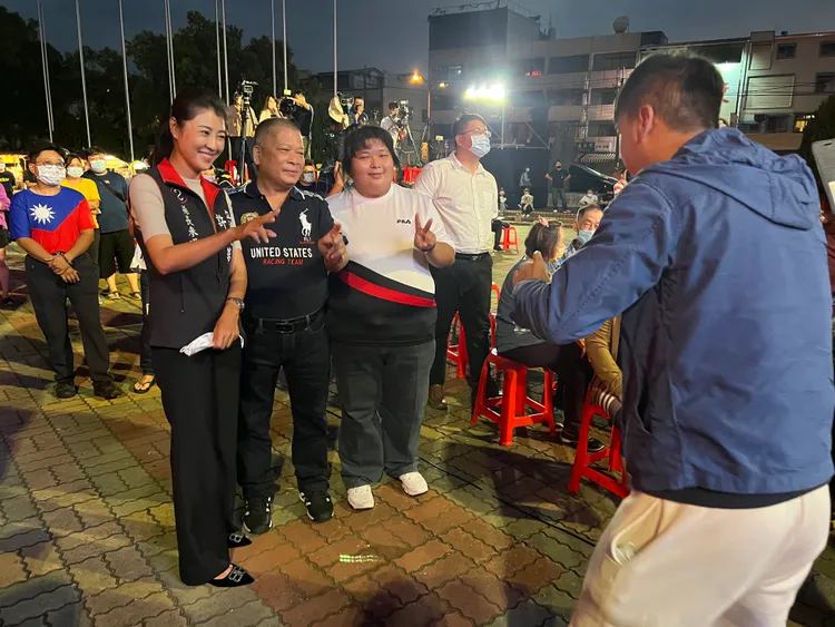 許淑華突然蒞臨開票現場，與支持者一起加油打氣。田兆緯攝