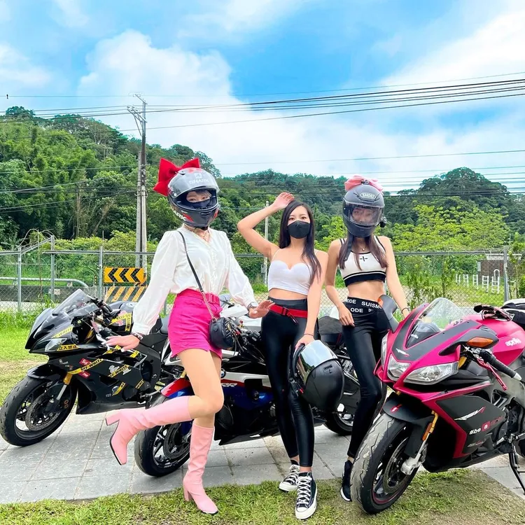 Emily（左）與女車友眾美出遊。翻攝自IG emily_rrrrrr6