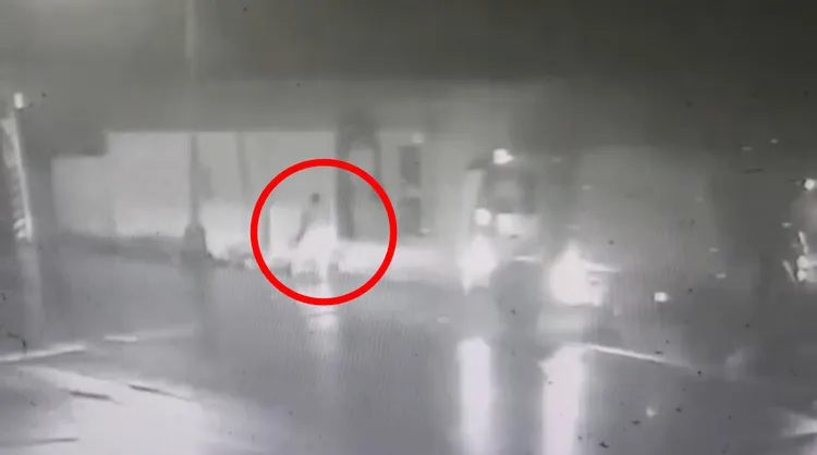 監視器拍到秦姓男子（紅圈處）朝黃捷的看板潑灑檳榔汁。讀者提供