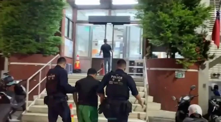 警方訊後將秦姓男子依違反選舉罷免法及毀損罪嫌移送法辦。讀者提供