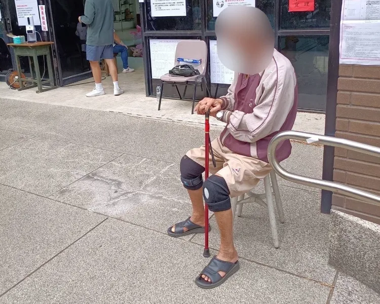 東區1268投票所發生老翁將公投票攜出投票所。民眾提供