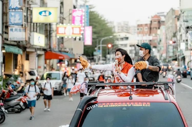 滅火器樂團主唱楊大正同李雨蓁車隊掃街。 基進提供