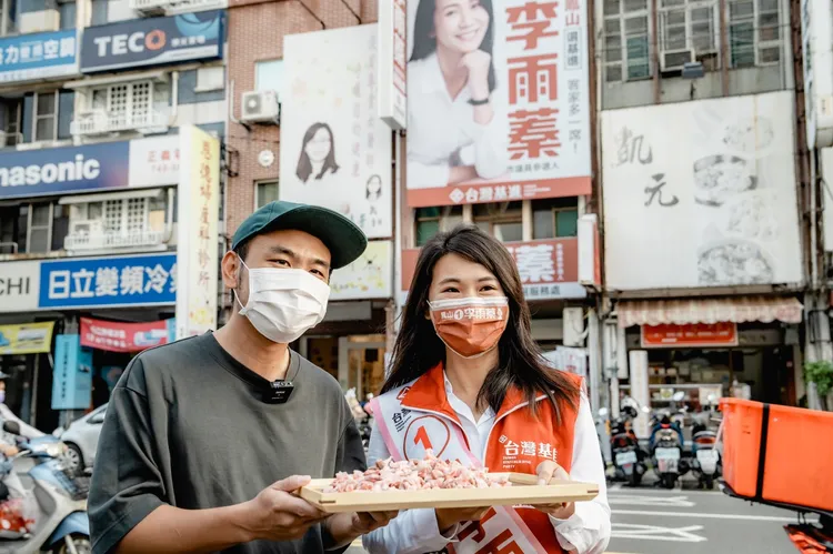 滅火器樂團主唱楊大正帶來火種，為李雨蓁選情加溫。 基進提供