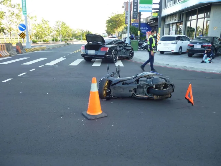 千萬賓利違規遭撞讓民眾看傻眼，專家表示維修費破百萬。讀者提供