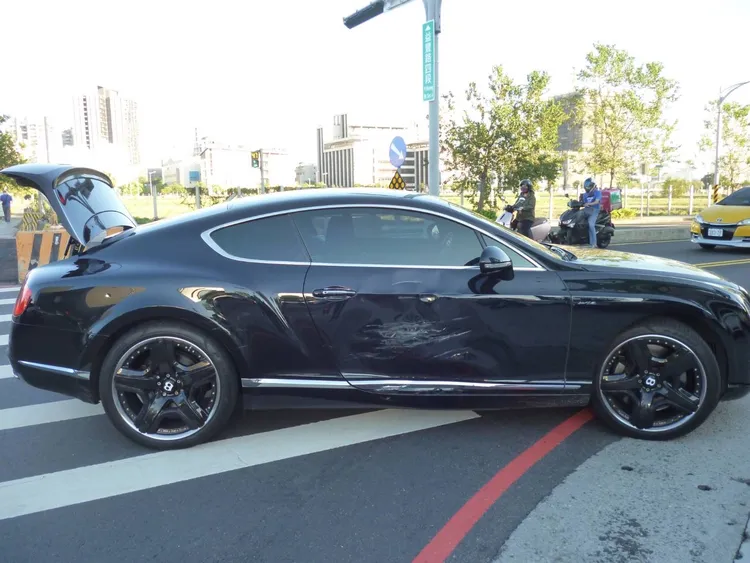 汽車專家看完照片後直呼，這是雙門版賓利，售價千萬起跳。讀者提供