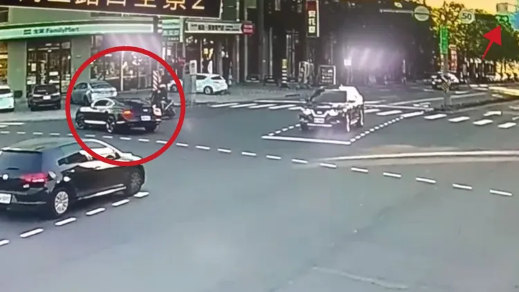 警方調閱路口影像釐清發現，賓利（紅圈處）違規左轉，當時（箭頭處）號誌為綠燈。讀者提供