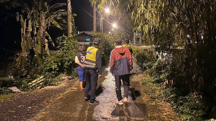 顏維勳協助家屬在部落調查案情。翻攝顏維勳臉書