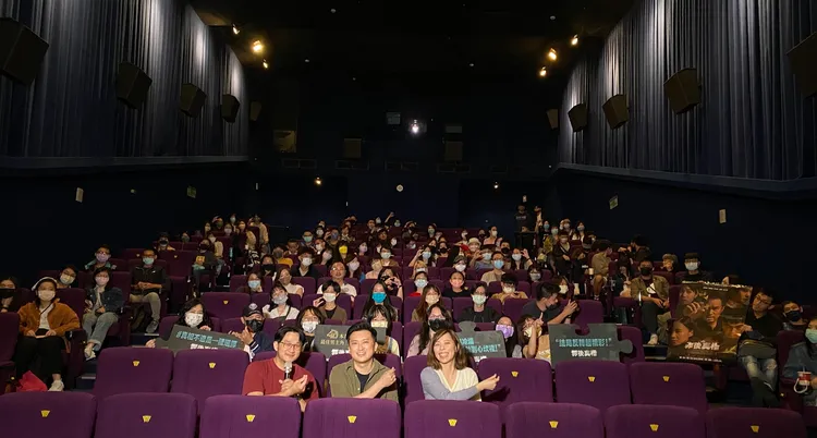 導演陳奕甫（前排中）、編劇葉乃菁（前排右）昨出席「百人解謎場」替逾百位觀眾解惑。