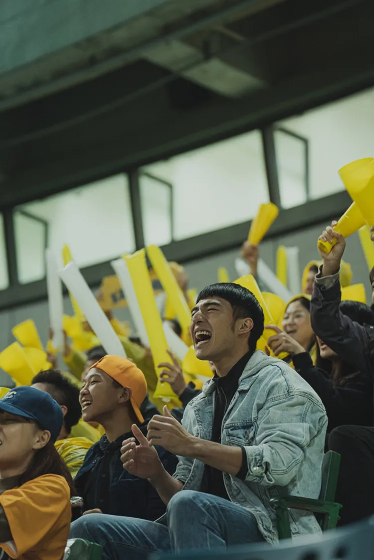 陳昊森在球場拍的開場戲，是片中難得展現笑容的喬段。威視提供