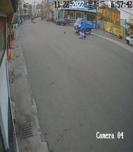 小貨車左轉未打方向燈，撞飛對向機車騎士。民眾提供