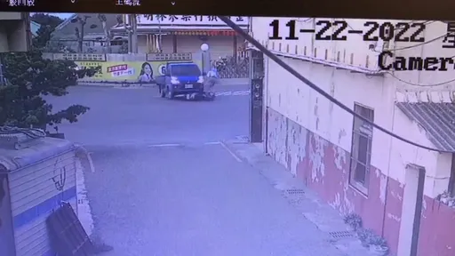 貨車一個move沒打方向燈 機車騎士慘遭撞飛滾3圈!驚悚影片