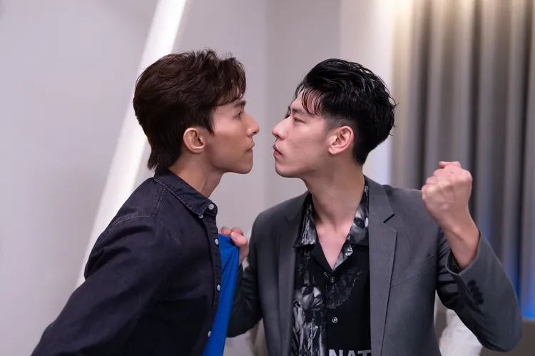 餅乾（右）飾演反派打戲拍到鐵手，左為張瀚元。中視提供