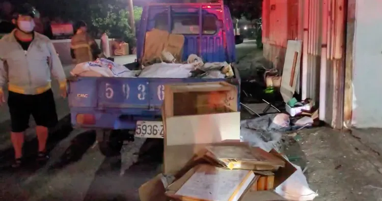民眾搬運廢棄物上貨車時發生爆炸，瞬間四人倒地。劉榮輝攝