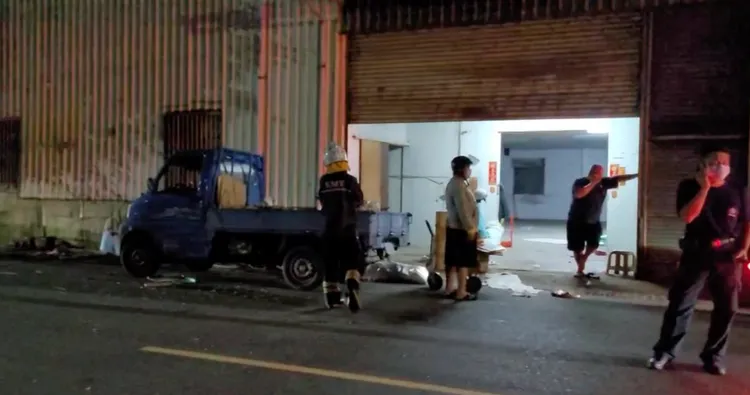 民眾搬運廢棄物上貨車時發生爆炸，瞬間四人倒地。劉榮輝攝