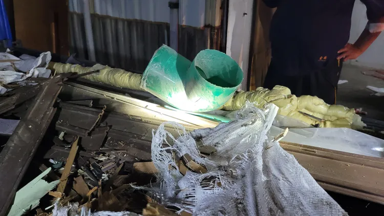 現場工人表示，疑似往車上丟一根塑膠管發生爆炸。劉榮輝攝