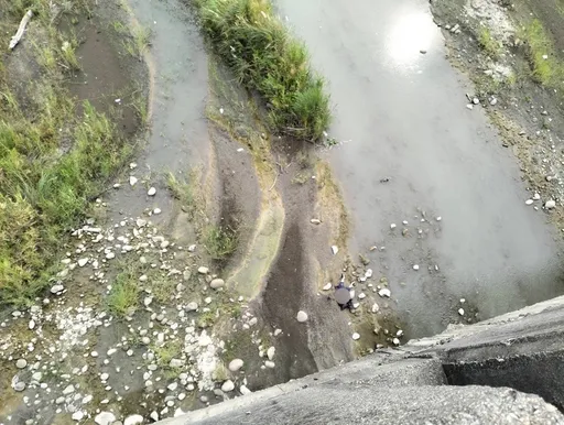 高屏大橋驚見男子陳屍河床　消防人員吊掛搶救