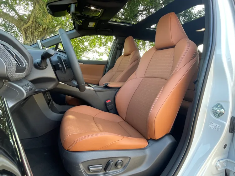 Solterra全車採用棕色皮革座椅，更增添高級氛圍，其中副駕駛座也擁有電動調整功能。林浩昇攝